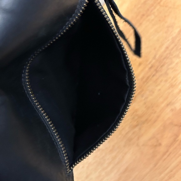 Chen & Derington Chic Black Leather Crossbody Bag - Picture 7 of 10